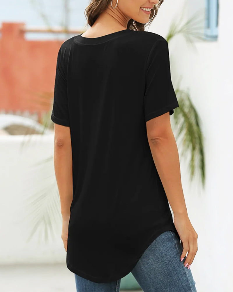 Camiseta casual con cuello de pico y bajo curvo