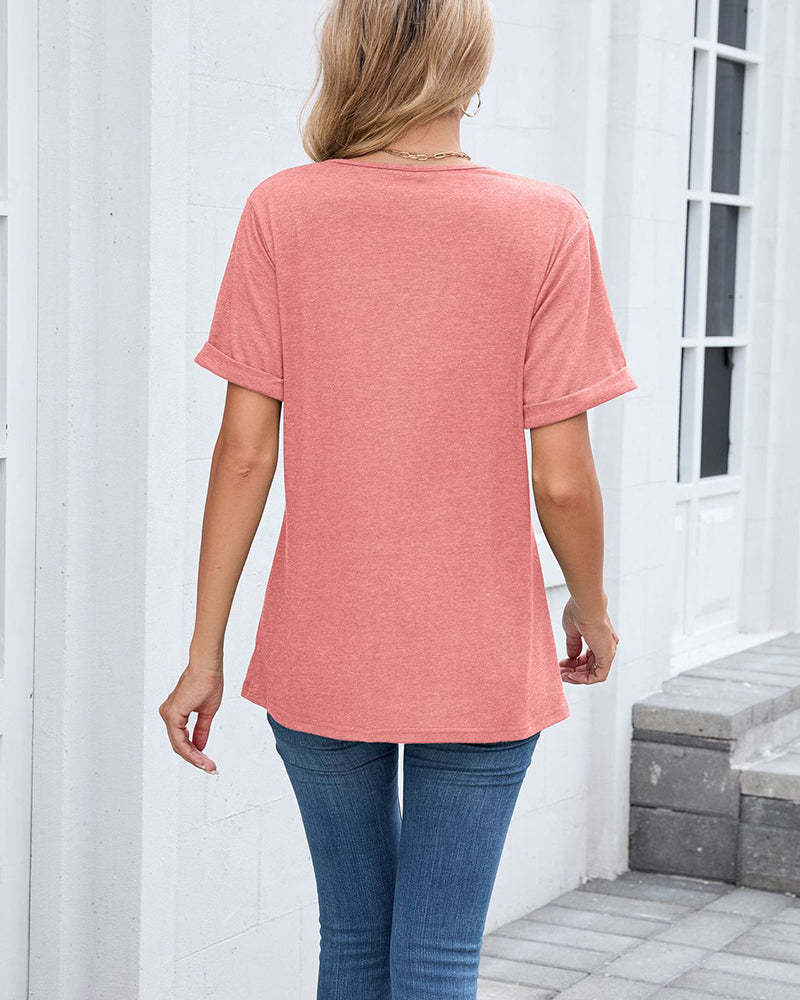 La camiseta de manga remangada y cuello de pico largo para el día a día