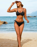 Conjunto de bikini con textura color block, aro en U, tiro alto y corte atrevido
