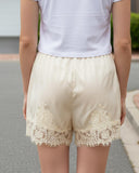 Minishorts de satén de seda con encaje