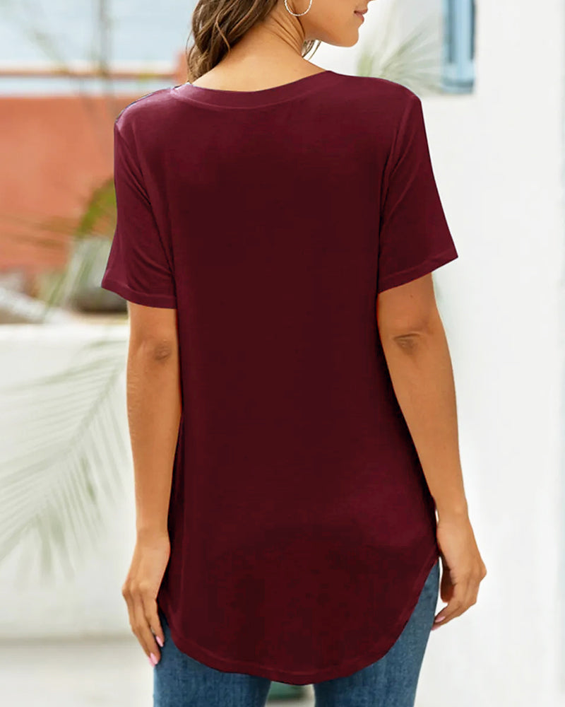 Camiseta casual con cuello de pico y bajo curvo