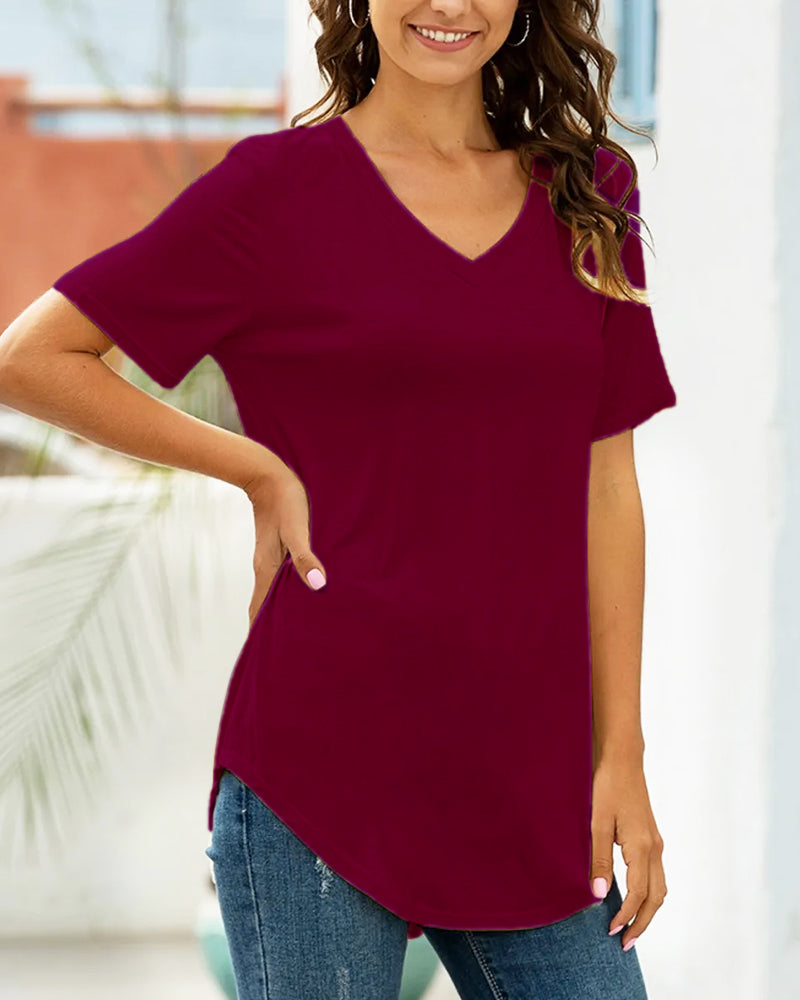 Camiseta casual con cuello de pico y bajo curvo