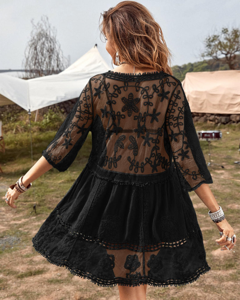Vestido de playa con cuello de pico y encaje floral