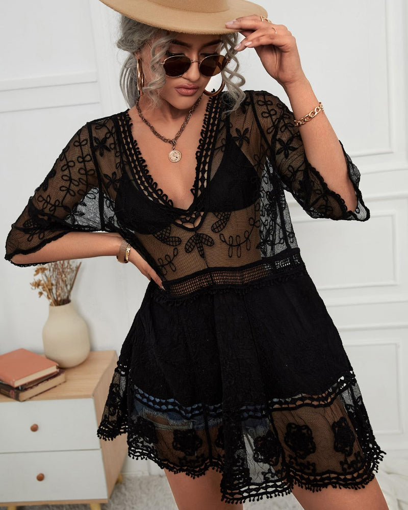 Vestido de playa con cuello de pico y encaje floral