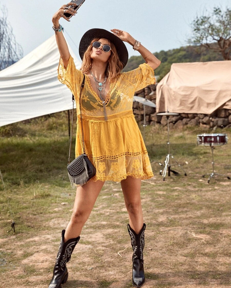 Vestido de playa con cuello de pico y encaje floral