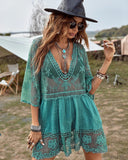 Vestido de playa con cuello de pico y encaje floral