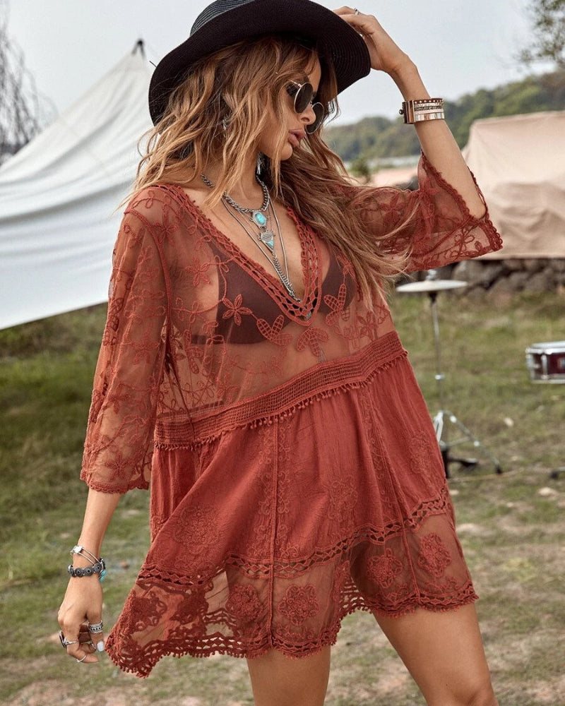 Vestido de playa con cuello de pico y encaje floral