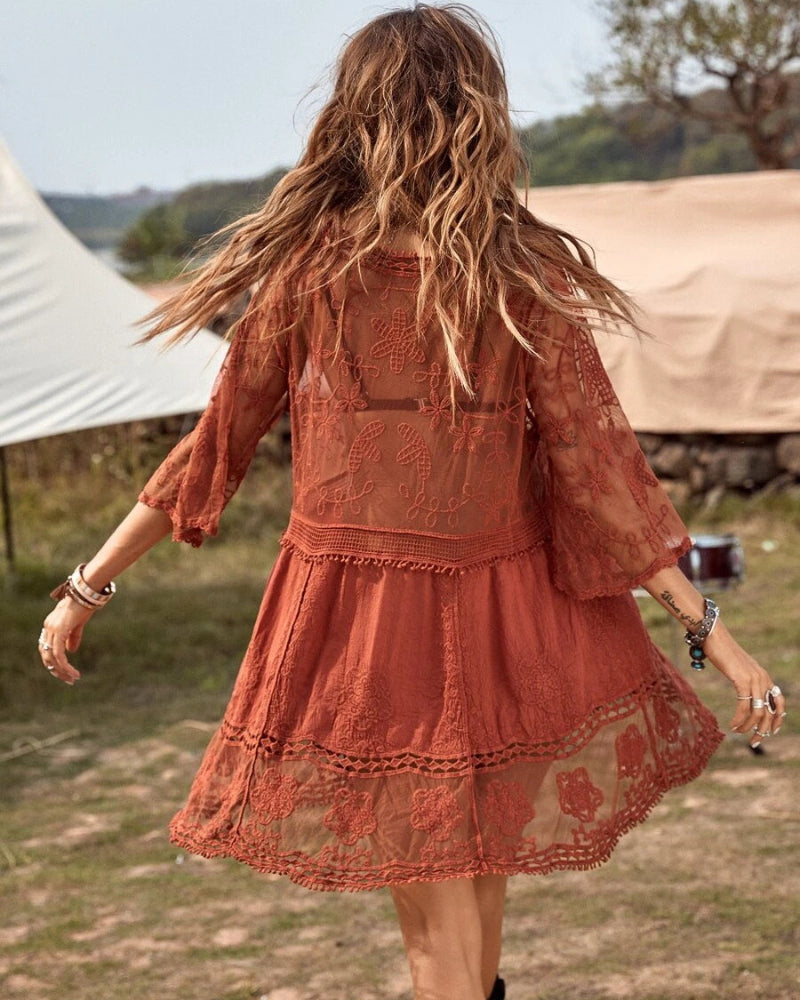 Vestido de playa con cuello de pico y encaje floral