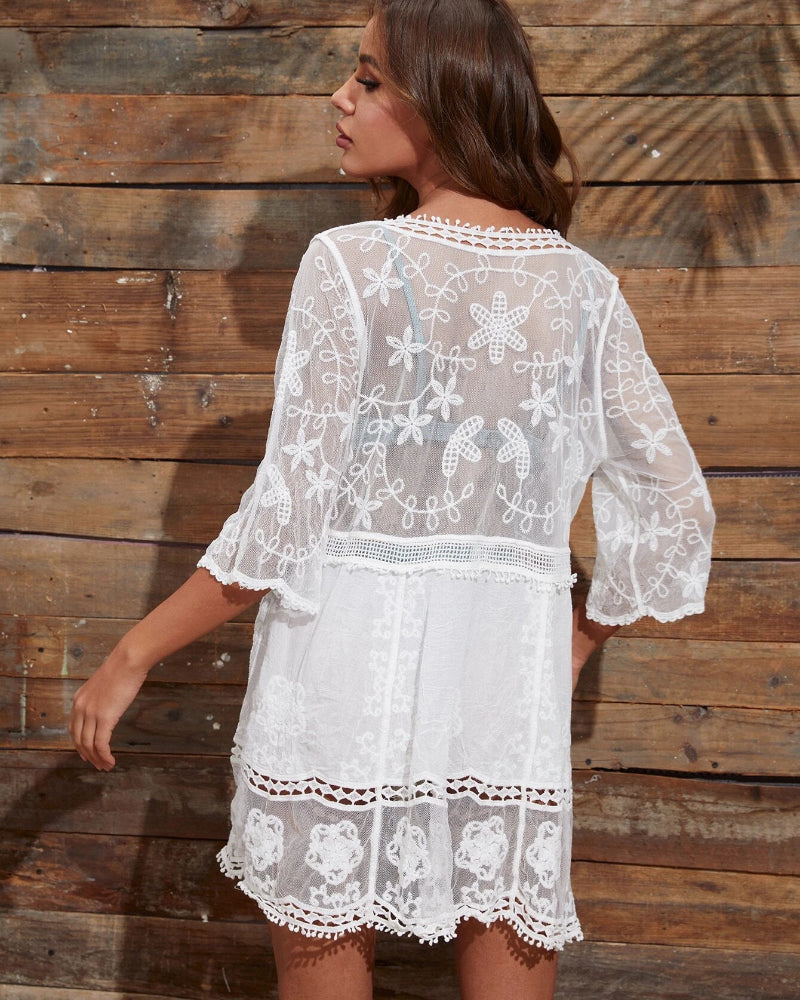 Vestido de playa con cuello de pico y encaje floral