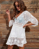 Vestido de playa con cuello de pico y encaje floral