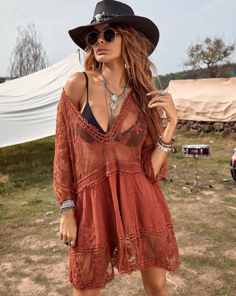 Vestido de playa con cuello de pico y encaje floral