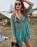 Vestido de playa con cuello de pico y encaje floral