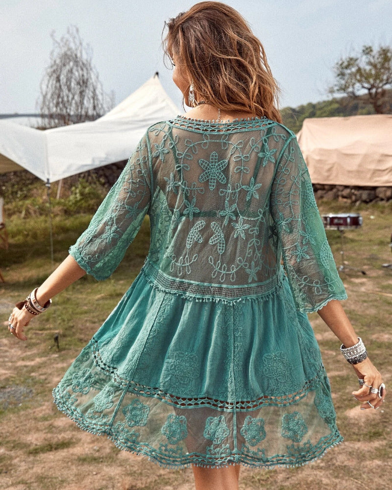 Vestido de playa con cuello de pico y encaje floral