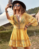 Vestido de playa con cuello de pico y encaje floral