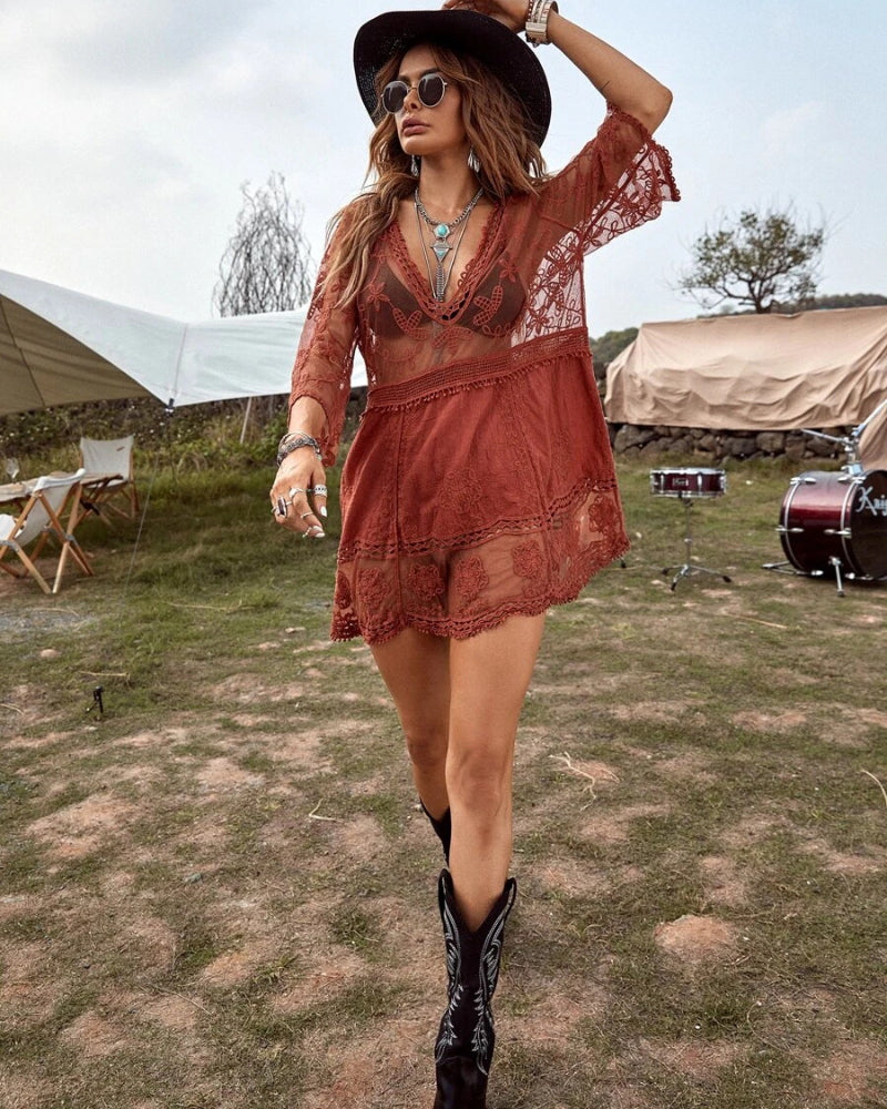Vestido de playa con cuello de pico y encaje floral