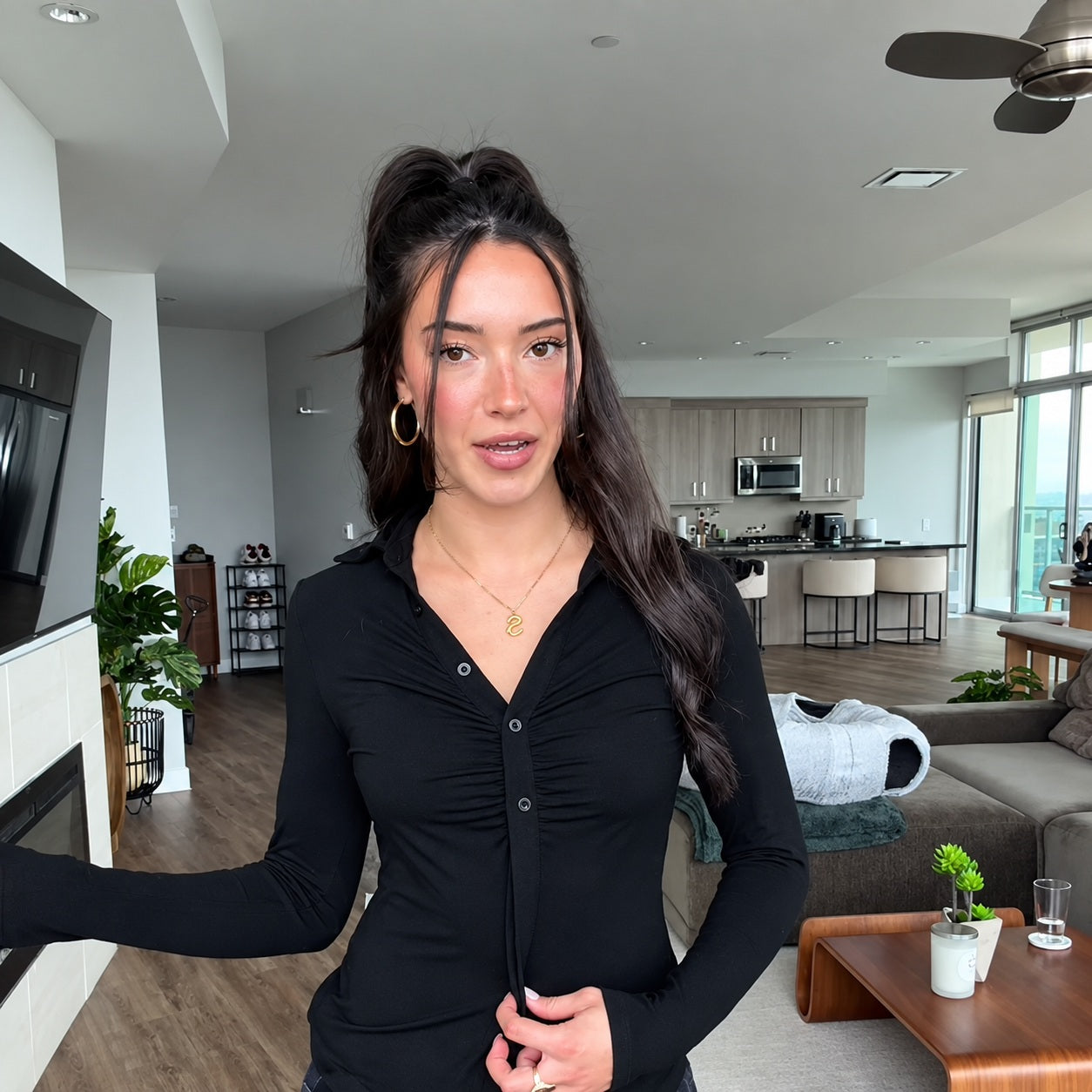 Ruched button-down shirt outfit 4